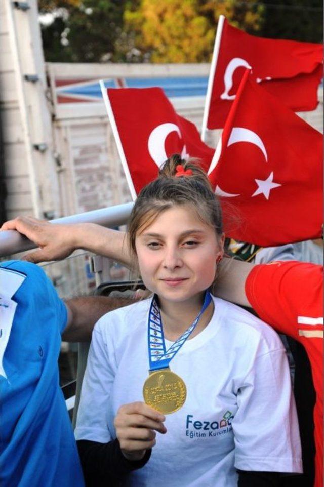 Olimpiyatlardan Altın Madalya Ile Dönen Merve, Samsun'da Törenle Karşılandı