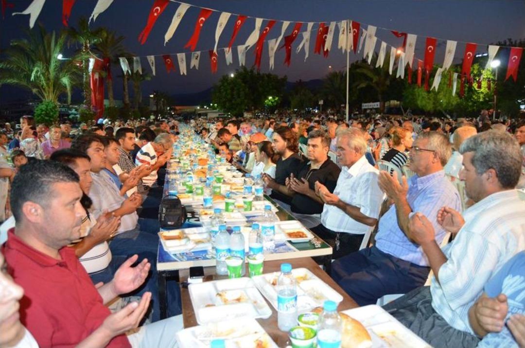 Taşucu&rsquo;nda Belde Sakinleri Birlikte Iftar A&ccedil;tı