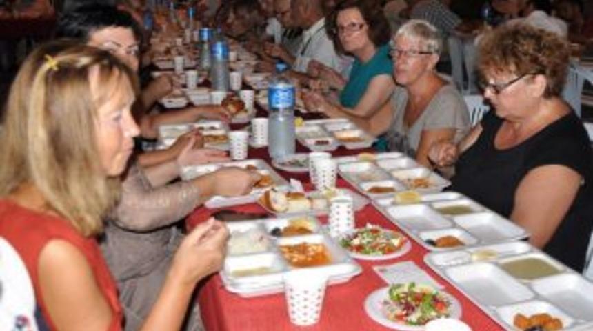 Alanya'da Yaşayan Yabancılara Cami Avlusunda Iftar