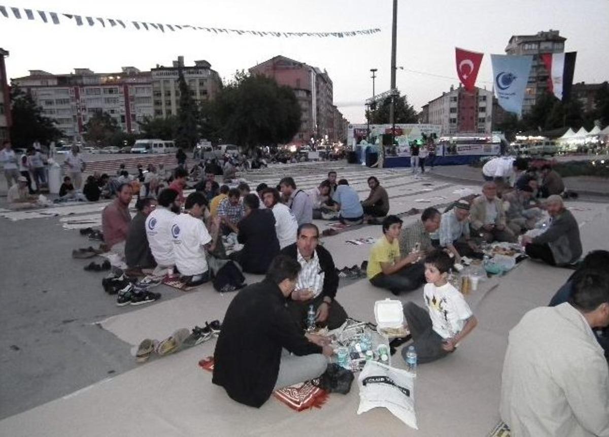 K&uuml;tahya Zafer Meydanı'ndan Adeviyye Meydanı'na Destek