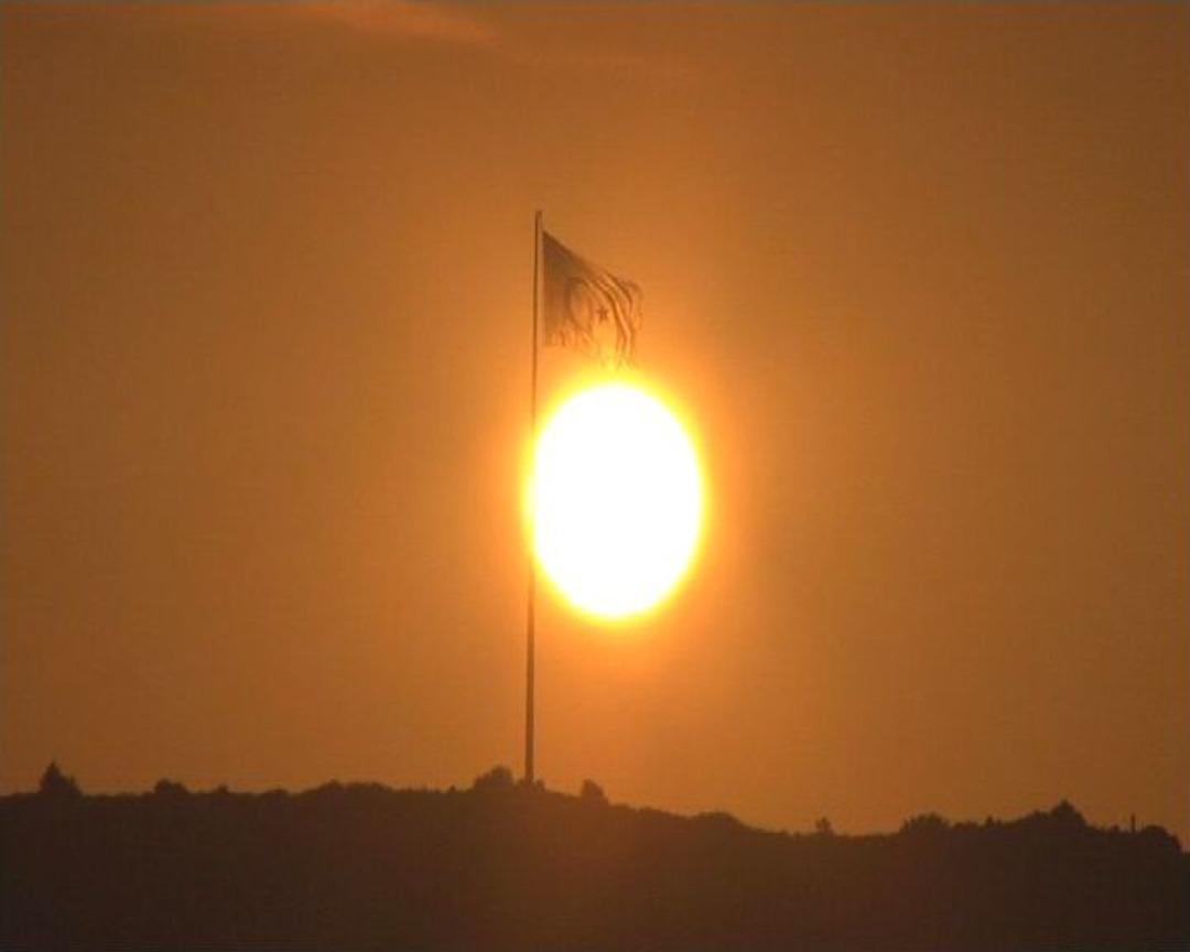 Ay-yıldızlı Bayrakla G&uuml;neşin Muhteşem Dansı
