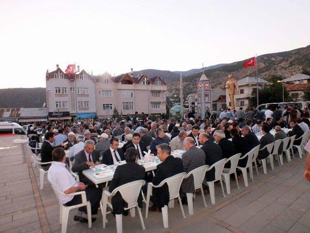 Koyulhisar İlçe Halkı İftarda Bir Araya Geldi