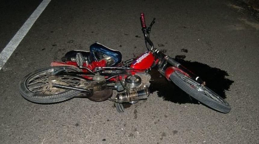 Motosikletle otomobil &ccedil;arpıştı: 2 &ouml;l&uuml;