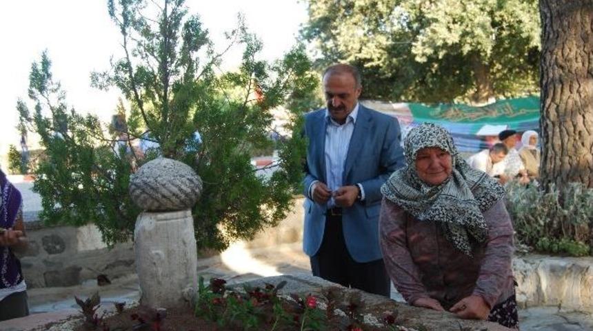 Kadir Gecesi 10 Bin Yunus G&ouml;n&uuml;ll&uuml;s&uuml; Emre K&ouml;y&uuml; İftarında Buluşacak