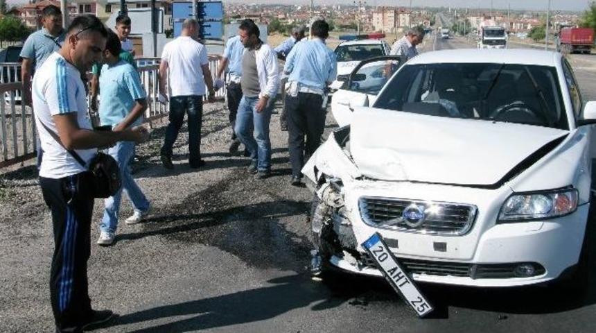 İki Otomobil &Ccedil;arpıştı: 4 Yaralı