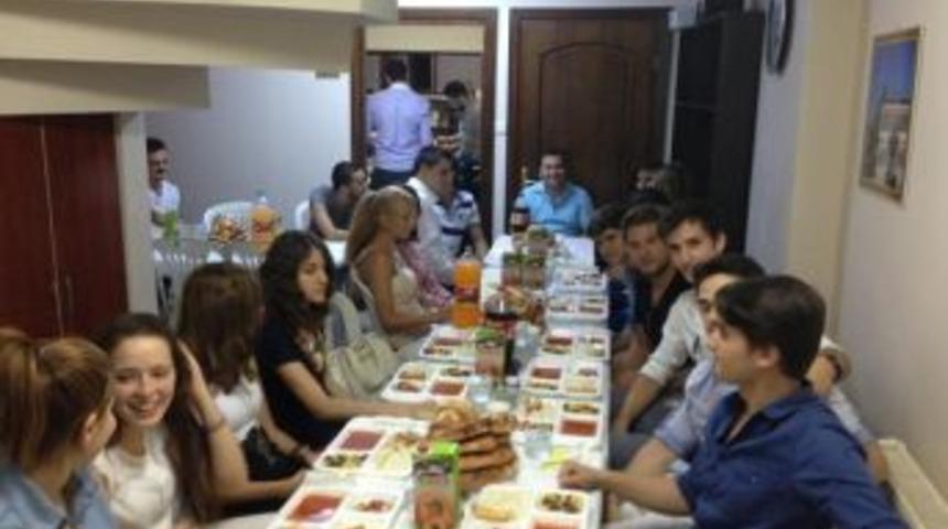 Manastırlı gen&ccedil;ler iftar yemeğinde buluştu