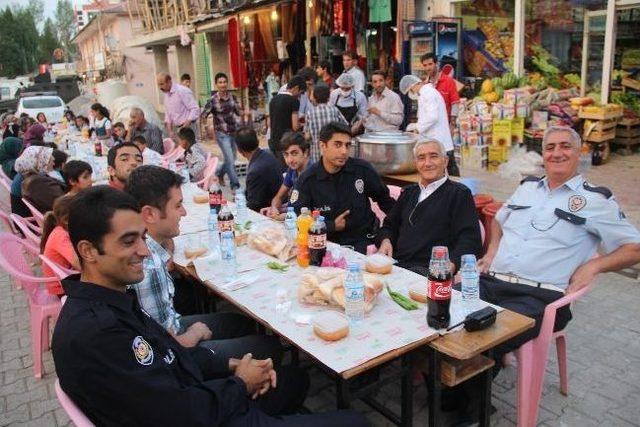 Başkale Kaymakamlığı’ndan Halka İftar Yemeği