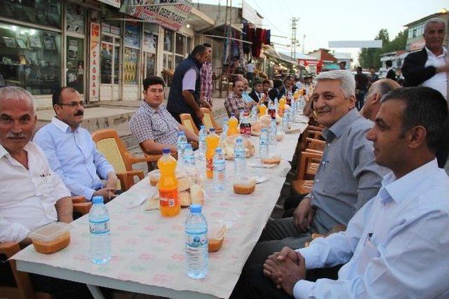 Başkale Kaymakamlığı’ndan Halka İftar Yemeği