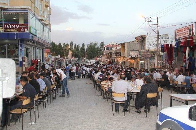 Başkale Kaymakamlığı’ndan Halka İftar Yemeği