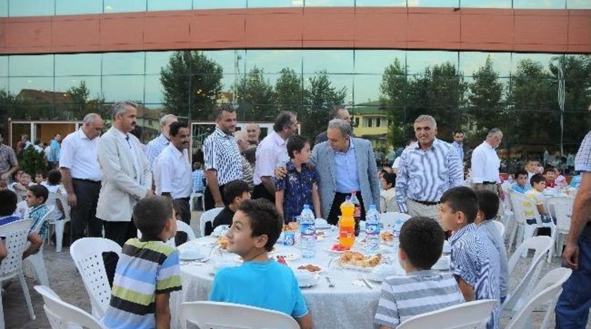 Hendek Belediyesi'nden &Ccedil;ocuklar İ&ccedil;in İftar