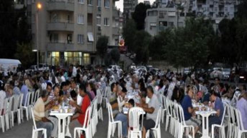 AK Parti &Ccedil;ukurova Teşkilatından Bin 500 Kişiye Iftar