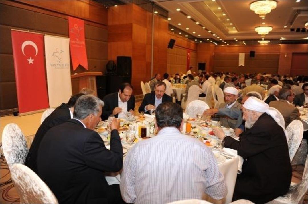 Vali Karaloğlu&rsquo;ndan Kanaat &Ouml;nderlerine İftar Yemeği