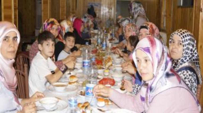 Bayan Kur&rsquo;an Kursu &Ouml;ğreticileri Iftarda Bir Araya Geldi
