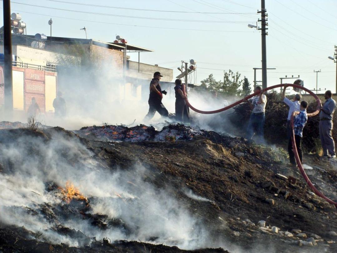 Aydın'daki &Ccedil;alı Yangını Mahalleliyi Korkuttu