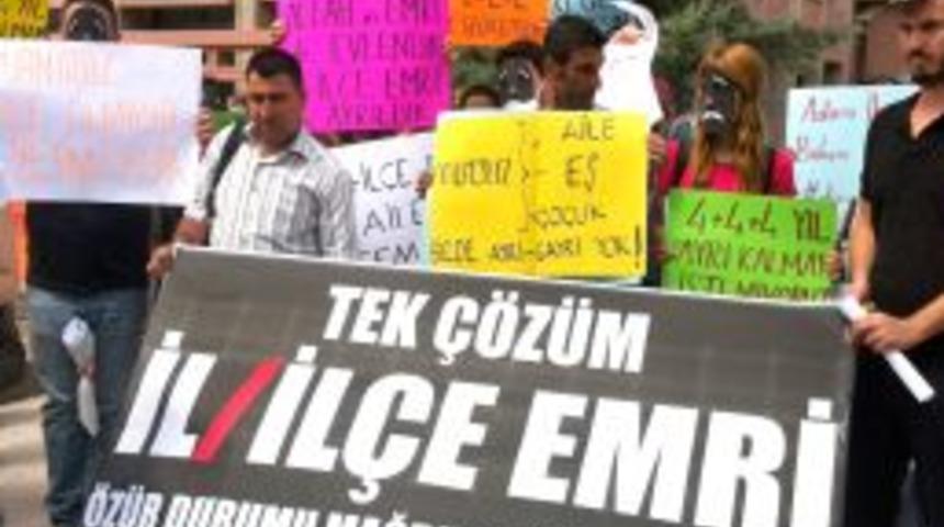 &Ouml;z&uuml;r Mağduru &Ouml;ğretmenler, MEB &Ouml;n&uuml;nde T&uuml;rk&uuml;l&uuml; Eylem Yaptı