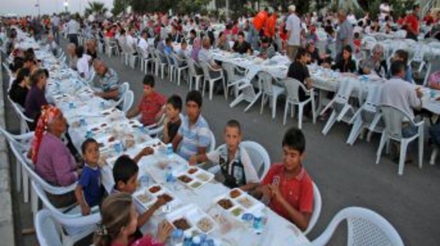 &Ccedil;ukurova&rsquo;da Iftar Sofrası Şambayat Ve Yeni Mahalle&rsquo;de Kuruldu