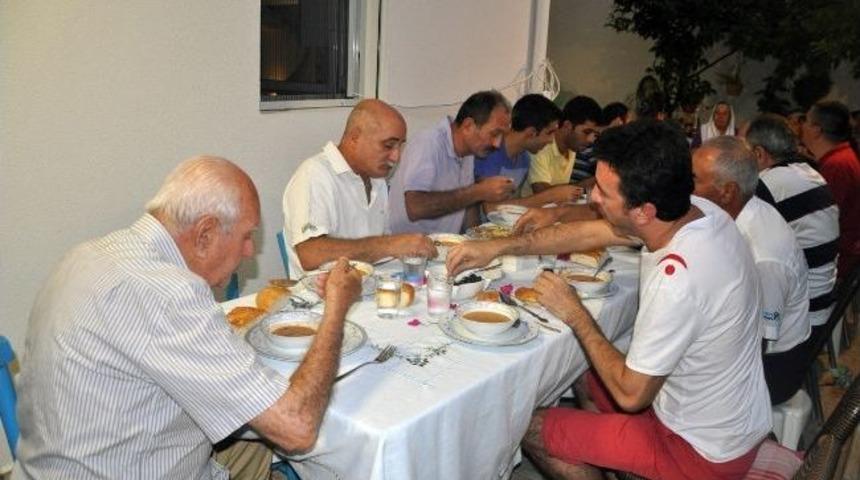 Fethiye&rsquo;de Binlerce Vatandaş Komşularıyla İftar Yaptı.