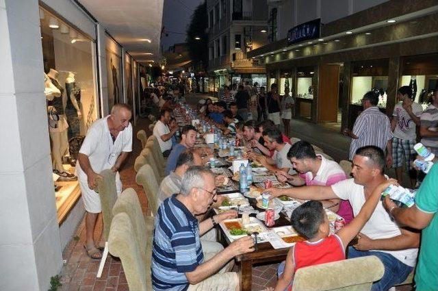 Fethiye’de Binlerce Vatandaş Komşularıyla İftar Yaptı.