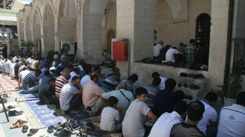 Ramazan Ayının Son Cuma Namazına Yoğun İlgi