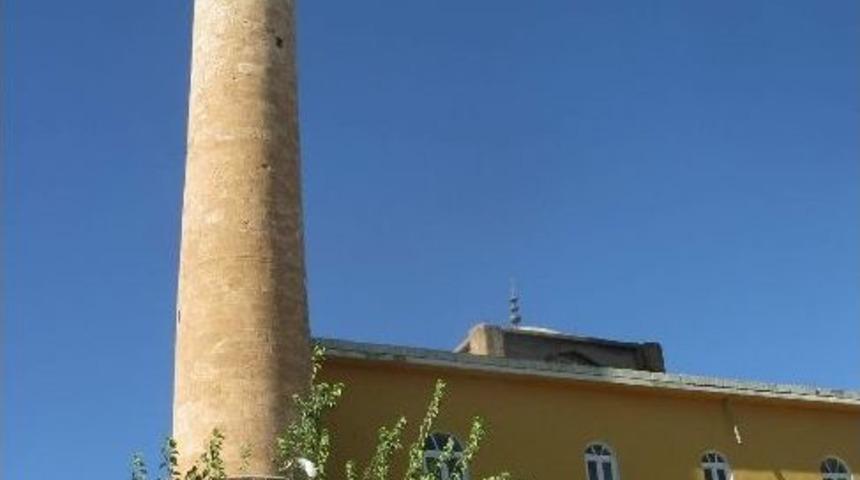 Tarihi Cami Ve Minaresi Kurtarılıyor