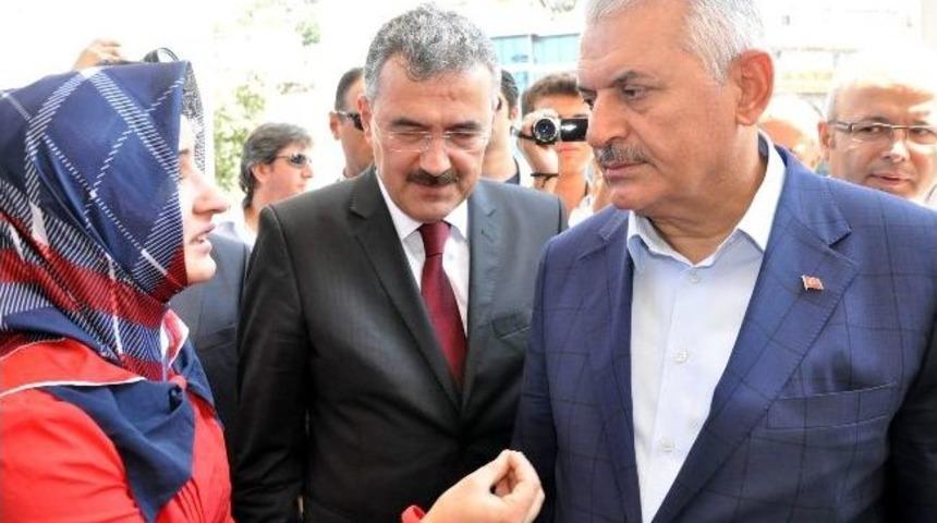 Derdini Ağlayarak Bakan Binali Yıldırım&rsquo;a Anlattı