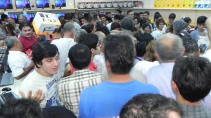 Teknoloji Mağazasının A&ccedil;ılışında Izdiham Yaşandı