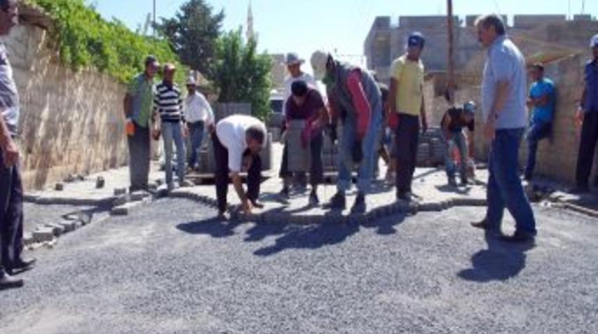 Viranşehir Belediyesi Bah&ccedil;elievler Mahallesi'ni Kilitli Parke Taşı Ile D&ouml;şedi