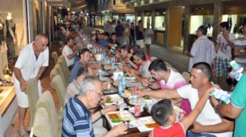 İftar Ve Sahurlarını Konu Komşu Birlikte Yapıyor