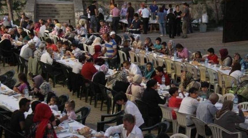 Aksoy, İftarda Bağlarbaşı Mahallesi Sakinleri Buluştu