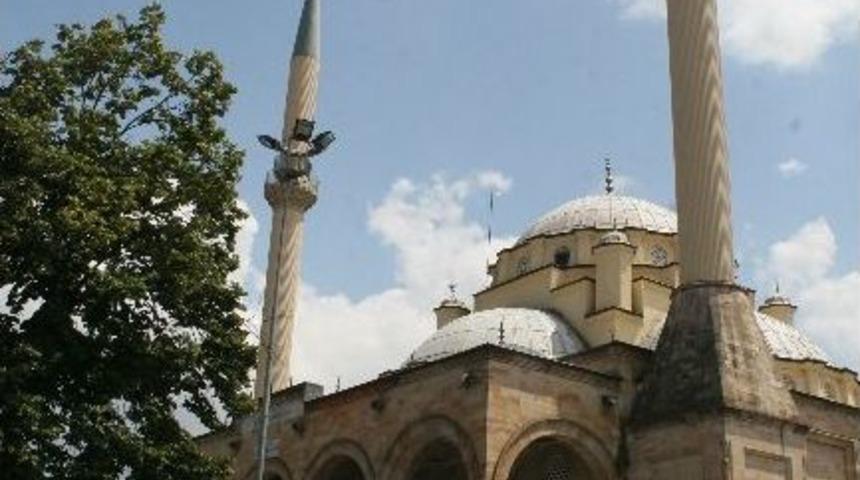D&uuml;zce'de Camiler Doldu Taştı