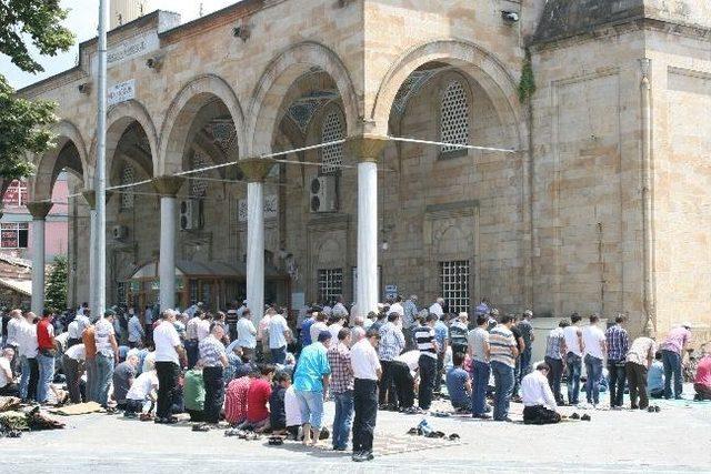 Düzce'de Camiler Doldu Taştı