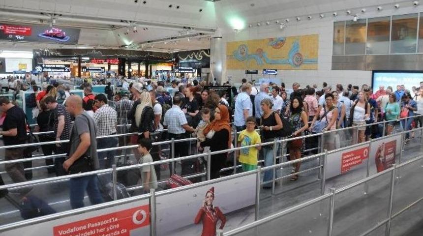 Atat&uuml;rk Havalimanı&rsquo;nda Bayram Yoğunluğu Başladı
