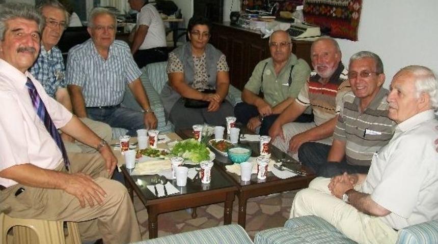 Şair Ve Yazarlar İftarda Buluştular