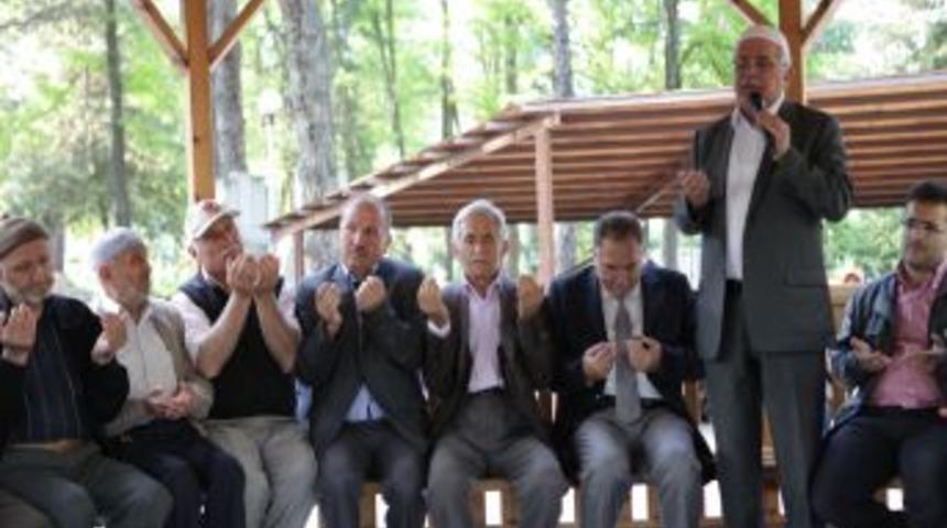Mezarlıklarda Hatim Duası Okunacak