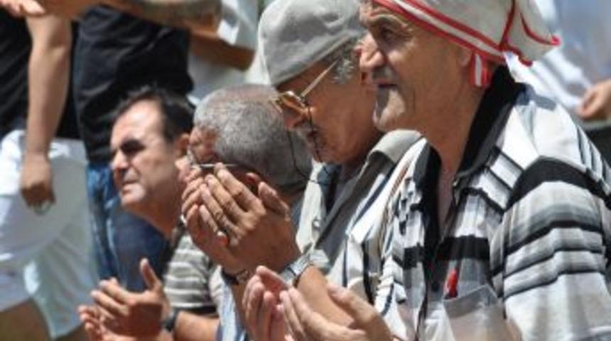 Ramazan Ayının Son Cuma Namazı Yoğun Katılımla Kılındı