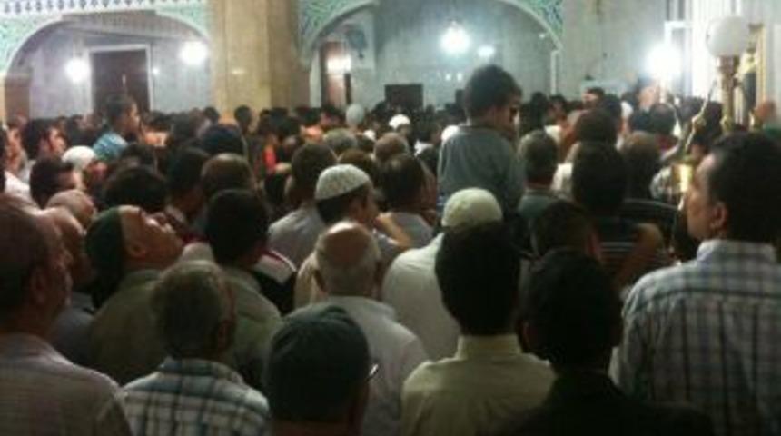 Malazgirt Camii&rsquo;nde Sakal-ı Şerif Izdihamı