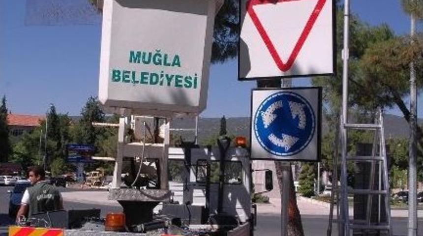 G&uuml;neş Enerjili Trafik Levhaları Muğla Caddelerinde