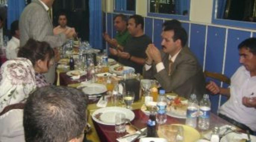 Kağızman&rsquo;da Coşkulu İftar Yemekleri Ge&ccedil;mişte Kaldı