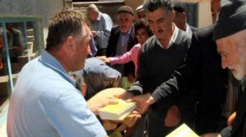 Suşehri Belediyesi 3 Bin Adet Dini Kitap Dağıttı