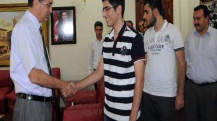 Vali G&uuml;ven&ccedil;, Başarılı &Ouml;ğrencileri Kabul Etti