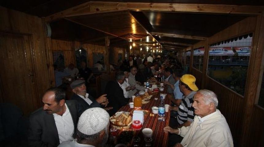 Başkan Cengiz, K&ouml;y Ve Mahalle Muhtarlarının İftar Yemeğine Katıldı