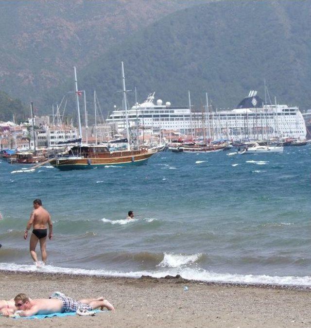 Dev Yolcu Gemisi 'lırıca' Marmaris'te