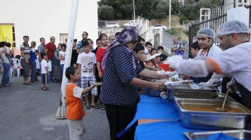 M&uuml;siad İzmir'in Mahalle İftarları S&uuml;r&uuml;yor
