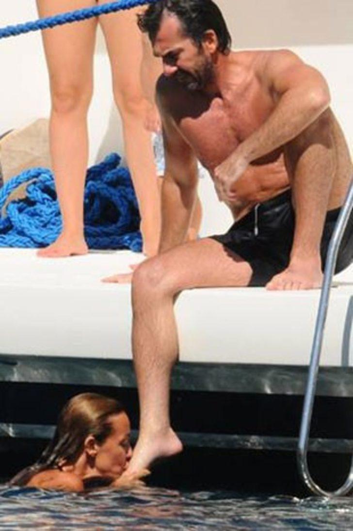 Sevgilisinin ayağını öptü G1