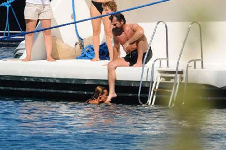 Sevgilisinin ayağını öptü G2