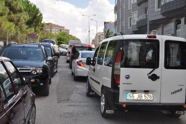 Hastane Yolunda Trafik Çilesi