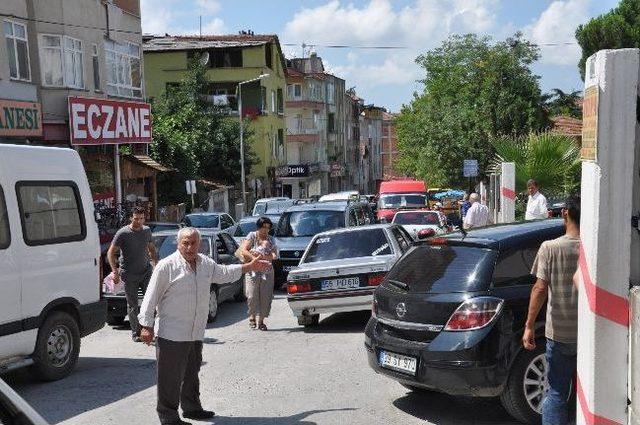 Hastane Yolunda Trafik Çilesi