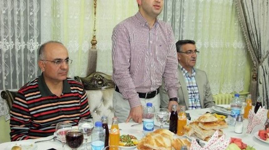 Sarıkamış Kaymakamı Muhtarlarla Vedalaştı