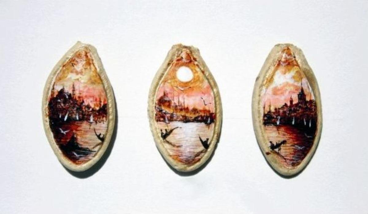 Eserleri G&ouml;rebilmek İ&ccedil;in B&uuml;y&uuml;te&ccedil; Kullandılar