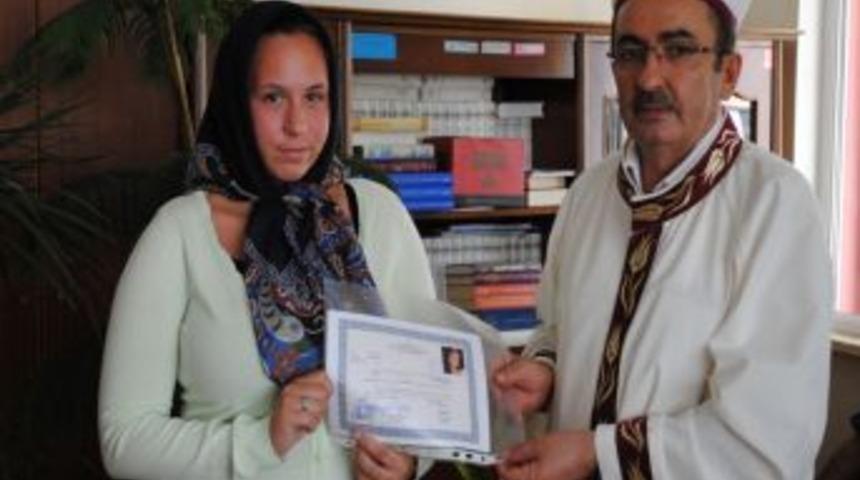 İslam Kardeşliğinden Etkilenen Alman Turist M&uuml;sl&uuml;man Oldu